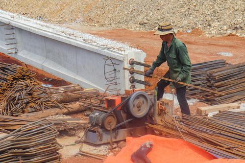 Theo ông Tiến, chủ đầu tư đã yêu cầu các nhà thầu tập trung nhân lực, thiết bị thi công xuyên lễ, xuyên ngày nghỉ để bảo đảm mục tiêu thông xe kỹ thuật trước ngày 1/7, hoàn thành công trình trước mùa mưa lũ năm nay. Ảnh: Đình Minh