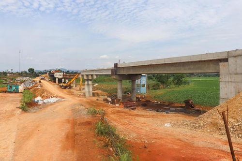 Trước đó, như Báo Đại Đoàn Kết đã phản ánh, trong trận lũ lớn cuối tháng 9/2025, cầu Mọ cũ đã bị lũ cuốn trôi, khiến giao thông qua khu vực bị chia cắt, việc đi lại và vận chuyển hàng hóa của người dân, học sinh gặp nhiều khó khăn. Ảnh: Đình Minh