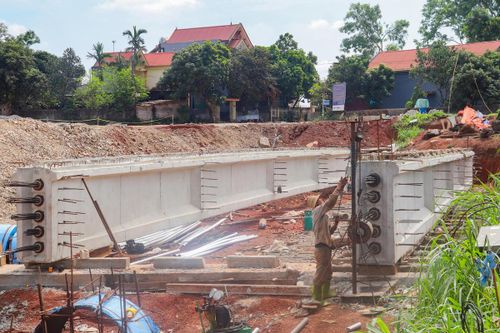 Ông Võ Quyết Tiến - Giám sát trưởng dự án (thuộc Ban Quản lý dự án đầu tư công trình giao thông Thanh Hóa) cho biết: Đến nay, khối lượng xây lắp dự án đã đạt gần 65% giá trị hợp đồng. Hơn 70 cán bộ, kỹ sư và công nhân đã được nhà thầu huy động để bám công trường với tinh thần '3 ca, 4 kíp', quyết tâm đẩy nhanh tiến độ dự án. Ảnh: Đình Minh