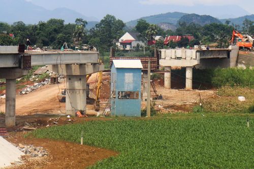 Theo UBND xã Xuân Tín, trước thực trạng trên, ngày 26/12/2025, UBND tỉnh Thanh Hóa đã ban hành quyết định số 4072/QĐ-UBND, phê duyệt dự án khẩn cấp khắc phục hậu quả thiên tai công trình cầu Mọ với tổng mức đầu tư 70 tỷ đồng. Ảnh: Đình Minh