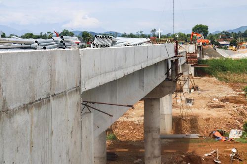 Bởi vậy, khi từng nhịp cầu dần thành hình, cũng đồng nghĩa với hy vọng về một mùa mưa bão an toàn đang đến gần hơn với người dân địa phương. Ảnh: Đình Minh