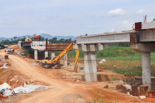 Theo thiết kế, cầu Mọ mới dài hơn 183m với 5 nhịp dầm bê tông cốt thép dự ứng lực; tuyến đường dẫn hai đầu cầu dài khoảng 0,7km, đạt tiêu chuẩn đường cấp V đồng bằng. Công trình được kỳ vọng sẽ bảo đảm an toàn giao thông, tăng khả năng kết nối và phục vụ phát triển kinh tế - xã hội khu vực ven sông Cầu Chày. Ảnh: Đình Minh