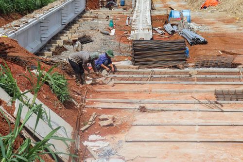 Đối với người dân xã Xuân Tín, cây cầu mới không chỉ giúp việc đi lại thuận lợi hơn mà còn là niềm mong mỏi suốt nhiều tháng qua sau khi cầu cũ bị lũ cuốn trôi. Ảnh: Đình Minh
