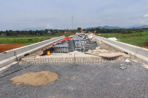 Theo ghi nhận của PV tại công trường, nhiều hạng mục quan trọng của cầu Mọ đã dần thành hình. Các mố cầu, trụ cầu cơ bản hoàn thiện, đơn vị thi công đang tập trung triển khai phần dầm cầu và đường dẫn hai đầu cầu. Máy móc, thiết bị được huy động tối đa, chia thành nhiều mũi thi công để tranh thủ thời tiết thuận lợi. Ảnh: Đình Minh