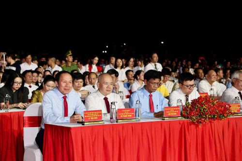  Phó Thủ tướng Chính phủ Lê Tiến Châu (ngoài cùng bên trái) cùng các lãnh đạo, đại diện một số bộ, ban, ngành, trung ương, các tỉnh, TP dự khai mạc Lễ hội Hoa Phượng Đỏ 2026. Ảnh: HP 