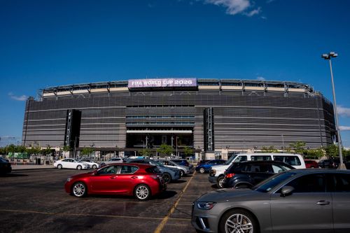  Với những người tự lái ôtô đến sân, phí gửi xe cũng là khoản đáng ngại. Tại Gillette Stadium ở Foxborough, số chỗ đậu xe trong dịp World Cup chỉ còn 5.000, ít hơn 15.000 chỗ so với thông thường. Sân MetLife không có bãi đậu xe phổ thông, còn khu American Dream Mall gần đó thu 225 USD/chỗ và vé gửi xe cho trận chung kết đã bán hết. Tại SoFi Stadium ở Inglewood, phí đậu xe có thể lên tới 300 USD, hầu hết thành phố đăng cai khác cũng có giá thấp nhất ở mức ba chữ số. 