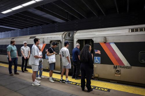 Chi phí đi lại cũng khiến nhiều fan bức xúc. Tại khu vực New York - New Jersey, vé khứ hồi từ Penn Station đến sân MetLife từng được NJ Transit dự kiến khoảng 150 USD, trong khi ngày thường chỉ khoảng 12,90 USD. Sau phản ứng từ giới chức địa phương, giá giảm còn 105 USD nhưng vẫn cao hơn nhiều so với thông thường. Tại Boston, vé tàu từ South Station đến Foxborough trong dịp World Cup có giá 80 USD, gấp 4 lần mức đi xem các trận New England Patriots, còn xe buýt nhanh là 95 USD.