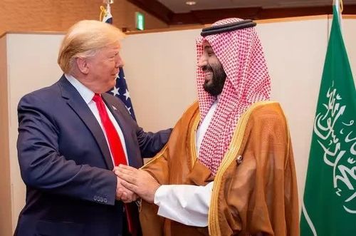 Thái tử Saudi Arabia Mohammed bin Salman bắt tay Tổng thống Mỹ Donald Trump, tại hội nghị thượng đỉnh các nhà lãnh đạo G20 ở Osaka, Nhật Bản. Ảnh: Reuters.