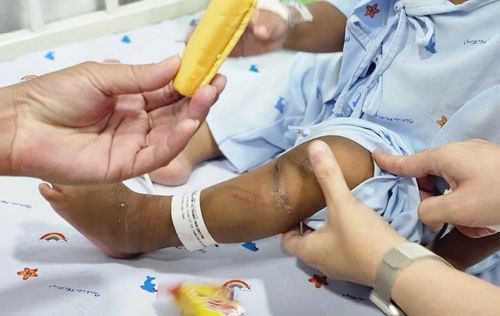  Những sang chấn tâm lý, áp lực cuộc sống hay méo mó trong nhận thức có thể khiến người lớn dần mất đi khả năng đồng cảm với trẻ. Ảnh: Nguyễn Thuận. 