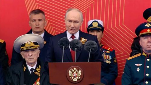 Trong bài phát biểu của mình, Tổng thống Nga Vladimir Putin khẳng định rằng "chiến công vĩ đại của thế hệ những người chiến thắng" đã đánh bại phát xít trong cuộc Chiến tranh Vệ quốc Vĩ đại đang truyền cảm hứng cho quân đội Nga tham gia xung đột Ukraine.Tổng thống Putin đã kêu gọi một phút mặc niệm để tưởng nhớ những người đã ngã xuống trong cuộc Chiến tranh Vệ quốc Vĩ đại. Liên Xô đã mất khoảng 27 triệu người trong cuộc chiến này.