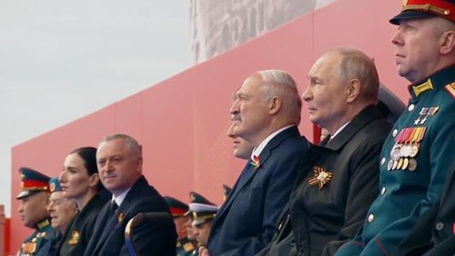 Ngồi bên phải ông Putin là Svet Turunov, cựu binh Liên Xô trong Thế chiến II, người từng phục vụ tại các đơn vị pháo binh thuộc mặt trận Leningrad và mặt trận Ukraine thứ 4. Từ năm 1976 đến 1990, ông Turunov từng giữ chức trợ lý cho Bộ trưởng Quốc phòng Liên Xô.