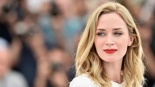  Về diễn xuất, Emily Blunt tiếp tục phát huy những gì làm nên sức hút của Emily Charlton, từ thoại nhanh, biểu cảm sắc sảo, năng lượng căng thẳng cho đến khả năng biến một câu mỉa mai thành điểm gây hài. Lối nhả thoại giọng Anh chua chát, ánh mắt khinh khỉnh giúp nhân vật vẫn giữ được màu sắc riêng. Ở phần này, cô diễn tự tin và thoải mái hơn, trong khi tương tác với Anne Hathaway cũng được đánh giá cao khi chuyển từ đối đầu sang trạng thái cạnh tranh nhưng thấu hiểu giữa hai người phụ nữ. Ảnh: WireImage. 