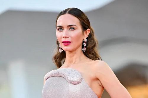  20 năm kể từ phần đầu tiên của The Devil Wears Prada, Emily Blunt đã có bước tiến lớn trong sự nghiệp, trở thành một trong những minh tinh thực lực của Hollywood. Đặc biệt, Oppenheimer giúp cô nhận đề cử Oscar đầu tiên, trong khi A Quiet Place mang về cho cô giải SAG, củng cố vị trí ngày càng vững chắc trong giới điện ảnh. 