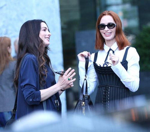 Về đời tư, Emily Blunt có cuộc sống khá kín tiếng và ổn định so với nhiều ngôi sao Hollywood cùng thời. Cô gặp tài tử John Krasinski vào năm 2008, kết hôn năm 2010 và hiện có hai con gái. Dù cả hai đều là gương mặt nổi tiếng, vợ chồng Emily Blunt hiếm khi phô bày đời sống gia đình trước truyền thông, đồng thời luôn cố gắng bảo vệ sự riêng tư của các con. Cuộc hôn nhân của Emily Blunt và John Krasinski cũng được xem là một trong những mối quan hệ bền vững ở Hollywood. Ảnh: GC Image.