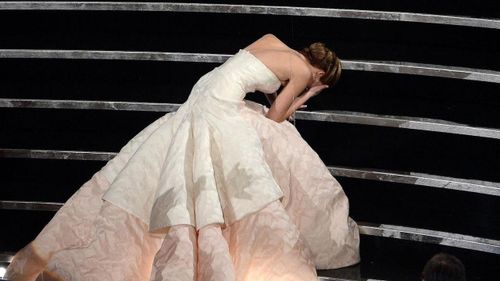  Jennifer Lawrence ngã trong chiếc váy trị giá khoảng 4 triệu USD của thương hiệu Dior. Ảnh: Vanity Fair. 