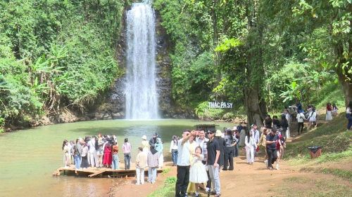 Du khách check-in tại Thác Pa Sỹ