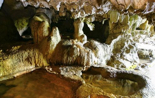 Các nhũ đá hình thành bên trong các hang động. Ảnh: Tùng Dương