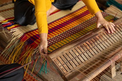 Nghề dệt chiếu cói Kim Bồng hoàn toàn thủ công, mỗi chiếc chiếu được dệt ra là một sản phẩm không trùng lặp, đa dạng màu sắc