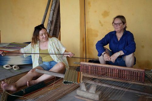 Du khách thích thú khi tự tay thực hiện các công đoạn dệt chiếu tại cơ sở Kiboco