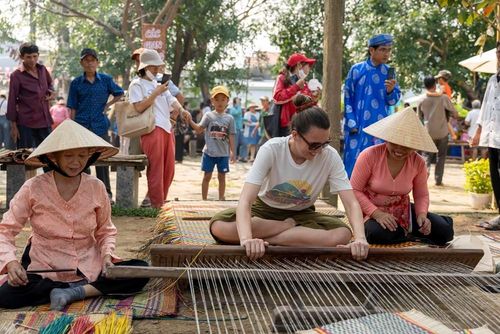 Trải nghiệm nghề dệt chiếu cói tại không gian lễ hội làng Kim Bồng