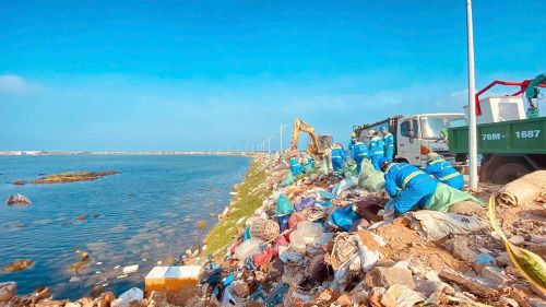 Công nhân môi trường dọn vệ sinh ven biển nhằm giữ mỹ quan du lịch đảo Lý Sơn