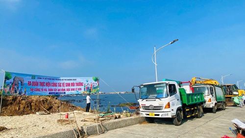 Xe chuyên dụng được huy động thu gom rác
