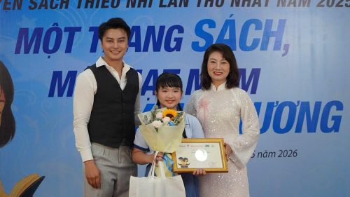NSND Mỹ Uyên và NSƯT Võ Minh Lâm trao giải Nhì cho thí sinh Văn Huỳnh Ngọc Diệp