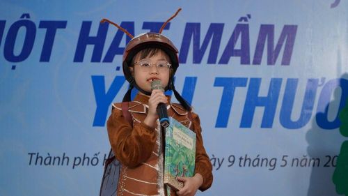 Em Nguyễn Ngọc Minh Châu với phần kể chuyện tác phẩm "Dế mèn phiêu lưu ký"