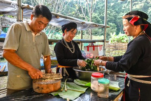 Việc sơ chế đòi hỏi sự kỳ công, rêu sau khi làm sạch sẽ được trộn với gia vị mang đậm hương vị núi rừng (mắc khén, hạt dổi...). Ảnh: Khánh Linh