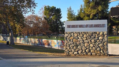 Một phần bức tranh tường khổng lồ “The History of California” của Judith F. Baca