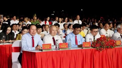 Phó Thủ tướng Chính phủ Lê Tiến Châu và các đại biểu dự Lễ khai mạc.