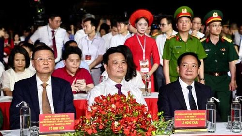 Đồng chí Trịnh Văn Quyết, Ủy viên Bộ Chính trị, Bí thư Trung ương Đảng, Trưởng ban Tuyên giáo và Dân vận Trung ương cùng các đại biểu dự Lễ khai mạc.