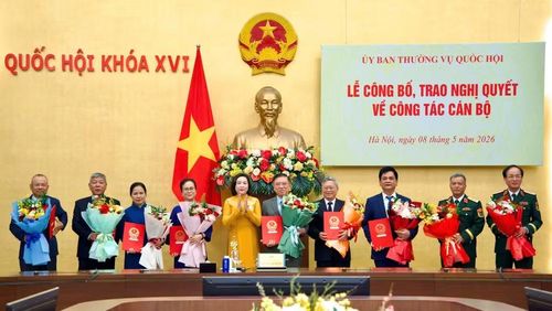Phó Chủ tịch Quốc hội Nguyễn Thị Thanh trao Nghị quyết của Ủy ban Thường vụ Quốc hội cho các đại biểu Quốc hội hoạt động chuyên trách ở Trung ương nghỉ hưu, nghỉ công tác theo quy định. (Ảnh: Quochoi.vn)