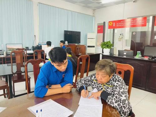 Đoàn thanh niên phường Phú Lợi hỗ trợ người dân thực hiện thủ tục hành chính.
