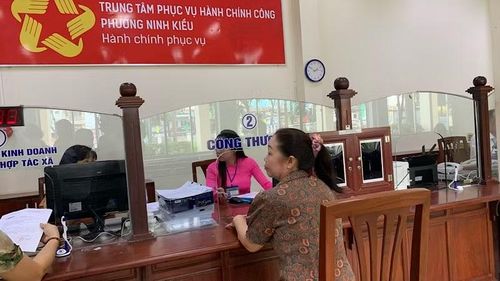 Trung tâm phục vụ hành chính công phường Ninh Kiều giải quyết thủ tục hành chính cho người dân.