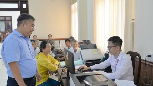 Cán bộ xã Trung Hưng giải quyết thủ tục hành chính cho người dân
