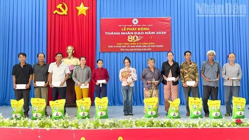 Trao quà cho gia đình còn khó khăn.