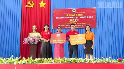 Nhà hảo tâm hỗ trợ an sinh xã hội tại lễ phát động.