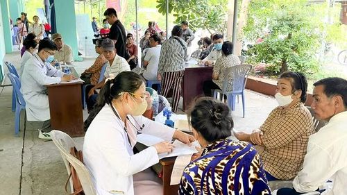 Khám bệnh và phát thuốc miễn phí cho người dân.