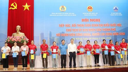 Chủ tịch Tổng Liên đoàn Lao động Việt Nam Nguyễn Anh Tuấn và Chủ tịch Ủy ban nhân dân thành phố Đà Nẵng Nguyễn Mạnh Hùng trao quà cho đoàn viên, người lao động có hoàn cảnh khó khăn.