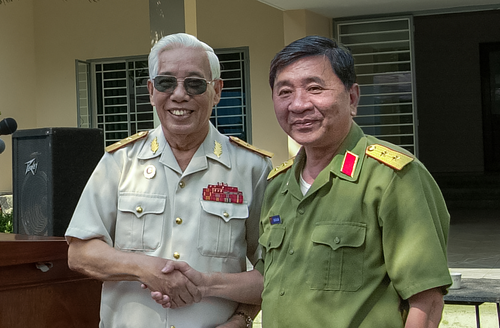 Trung tướng Nguyễn Văn Thái (bên trái) và Trung tướng Bùi Văn Huấn (từ năm 2009 là Thượng tướng), Ủy viên Trung ương Đảng, Phó chủ nhiệm Tổng cục Chính trị, tại TP Hồ Chí Minh, năm 2005. Ảnh: XUÂN CƯỜNG