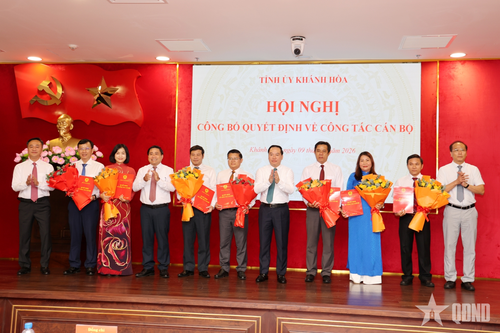  Lãnh đạo tỉnh Khánh Hòa trao quyết định và tặng hoa các cá nhân được bổ nhiệm cương vị mới.