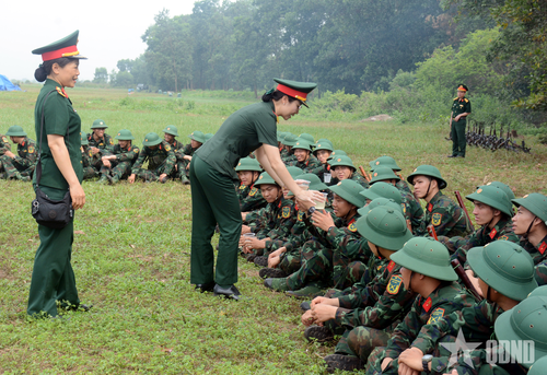 Trước sự quan tâm sâu sát của các nữ quân nhân, chiến sĩ nào cũng được mời nước, tặng quà.