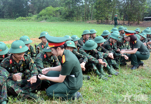 Những chiếc cúc áo bị tuột ở tay được khâu lại ngay trên thao trường đầy gió.