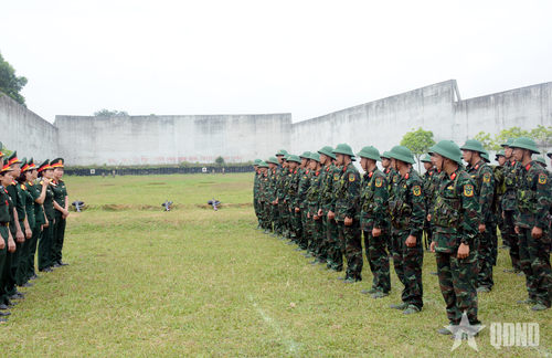  Những lời động viên, chia sẻ dịu dàng, sâu sắc của các cô, các chị giữa thao trường khiến các chiến sĩ mới lạc quan, tự tin lên rất nhiều.