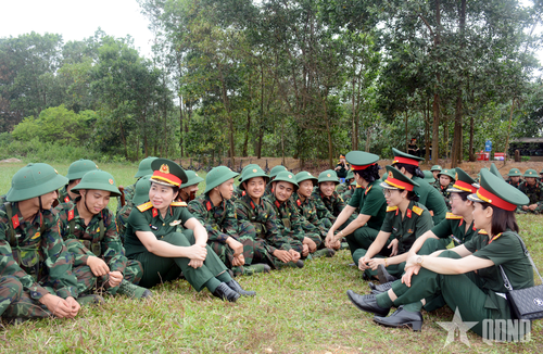  Những sự mặc cảm, tự ti, nỗi nhớ nhà đã nguôi đi trước sự xuất hiện của các "làn gió xanh" mát lành. 