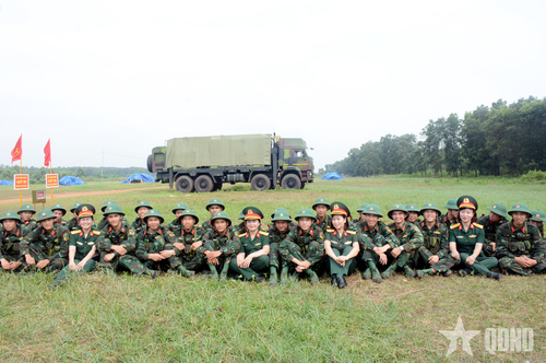  Khoảng cách ban đầu đã được xích gần lại, đầy thân thiện và trong sáng, thân thương.