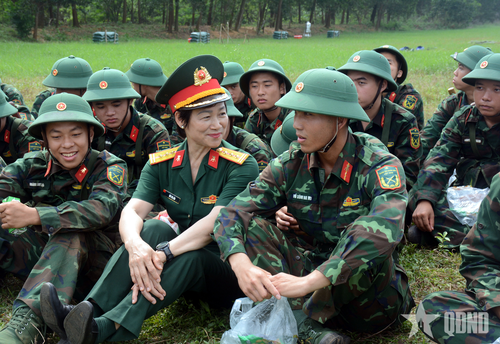  Những tâm tư các chiến sĩ mới giấu kín trong lòng, giờ được chia sẻ tâm tình trước sự gần gũi, lời động viên nhẹ nhàng của các nữ quân nhân.