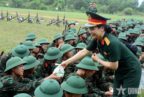  Không chỉ giao lưu văn nghệ, các cô, các chị còn mang tặng những phần quà thiết thực, giúp "ấm lòng" chiến sĩ mới.