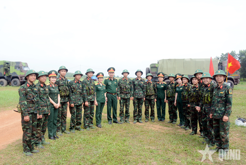  Bức hình lưu niệm quý giá tại thao trường trước giây phút quyến luyến chia tay. 